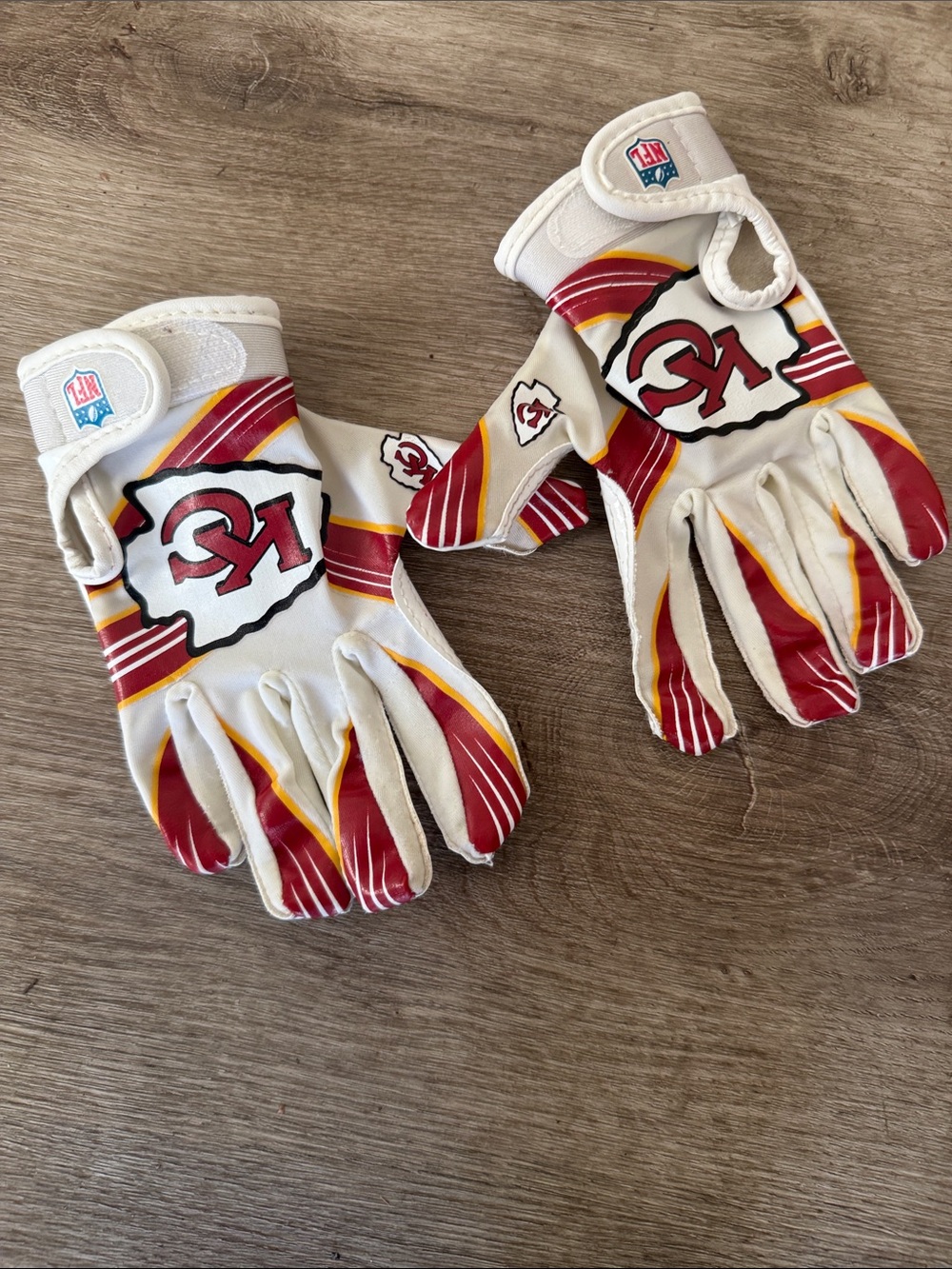 NFL Kansas City Chiefs White & Red Performance Football Gloves kids